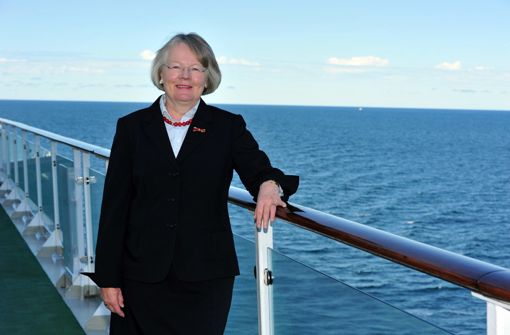 Bordpastorin Annie Lander Laszig auf dem Traumschiff MS Deutschland