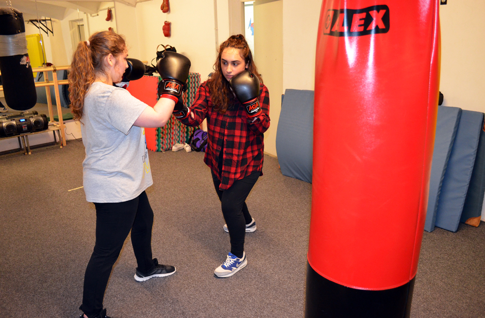Volle Konzentration: Fatima (re.) beim Boxen mit Trainerin Astrid Thomsen