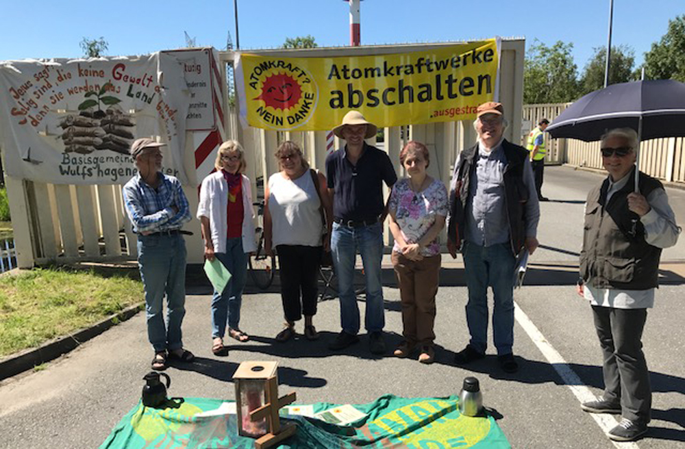 Friedlicher Protest: Der pensionierte Pastor Hans-Günter Werner (2.v.r.) aus Wedel mit Demonstranten vor dem Atomkraftwerk in Brokdorf