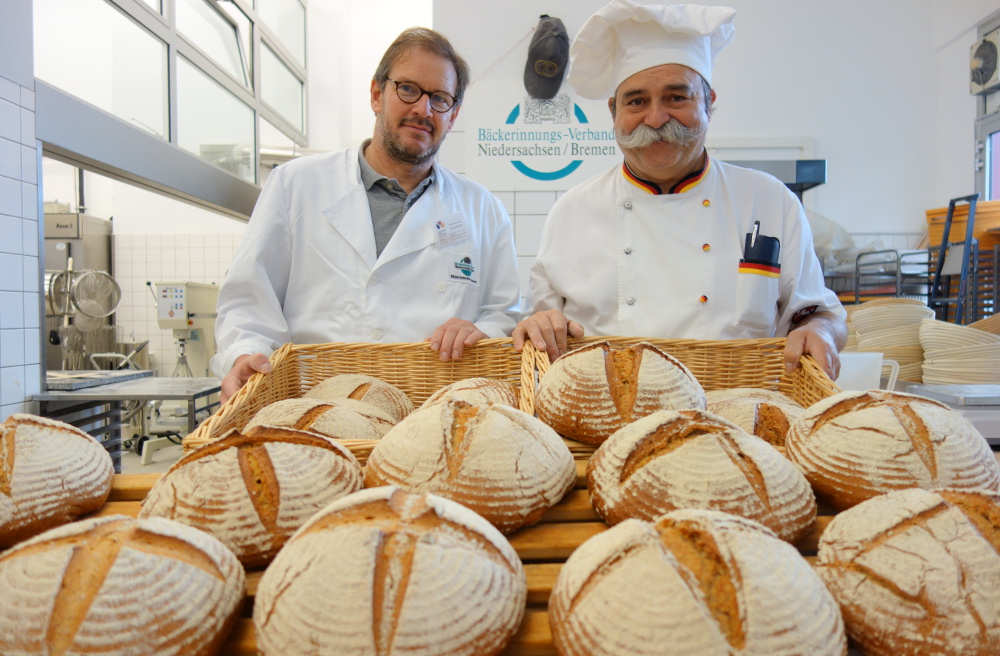 Zufrieden präsentieren die Bäckermeister Karsten Bormann (links) und Harald Luther einen Teil der noch warmen Brote nach Ende der Aktion