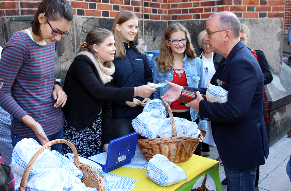 Nach dem Gottesdienst verkauften Konfirmanden selbst gebackene Brote