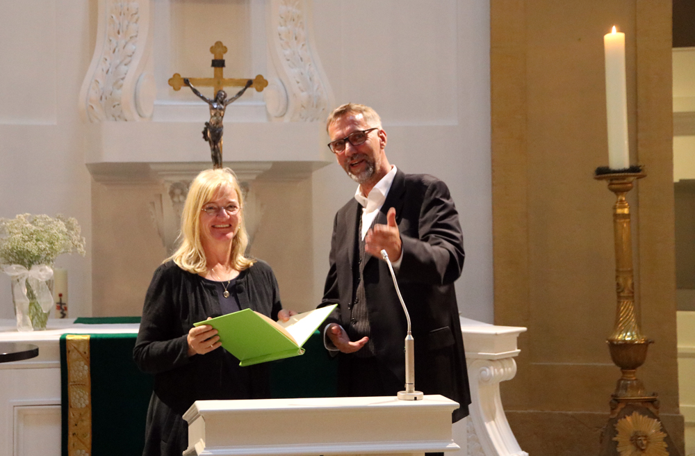 Bischof Jan Janssen mit der Preisträgerin Helga Bansch