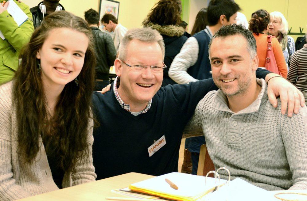 Besucher im Café (v.l.): Svenja Schwartz, Pastor Markus Kalmbach und Bankin Omar