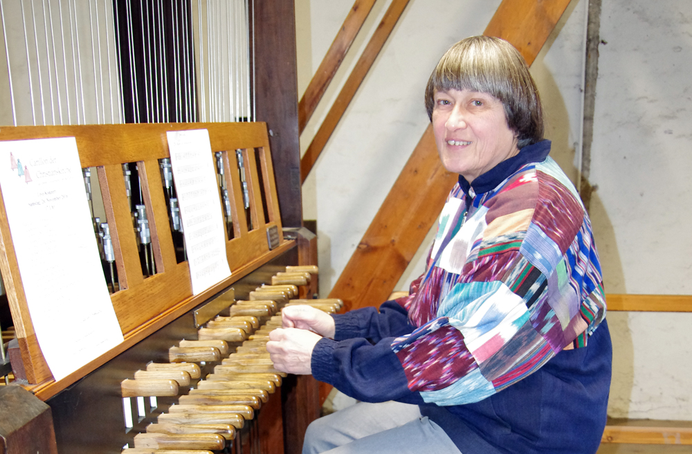 Gudrun Schmidtke am Carillon im Turm der Christianskirche