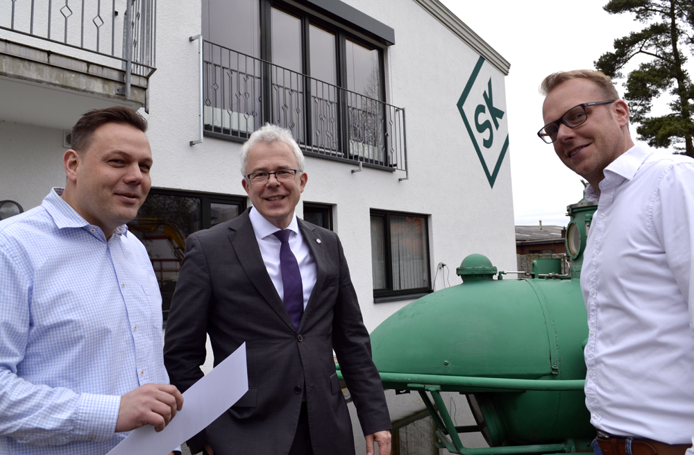 Klaus Löhle und Boris Töller, Geschäftsführer der Kampfmittelbergung Schollenberger, mit Pastor Stephan Eimterbäumer (v.l.)