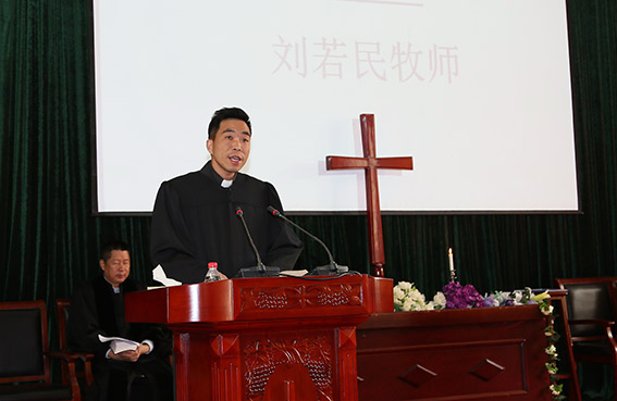 Pastor Ruomin Liu bei einem Gottesdienst