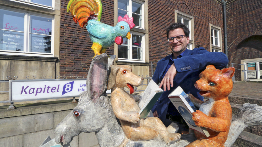Pastor Hans-Jürgen Jung mit den Bremer Stadtmusikanten