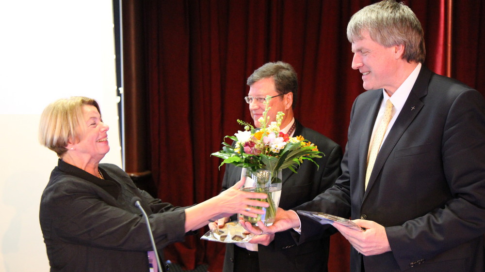 Präses Ulrike Hillmann dankt den Bischöfen Hans-Jürgen Abromeit (l.) und Andreas von Maltzahn