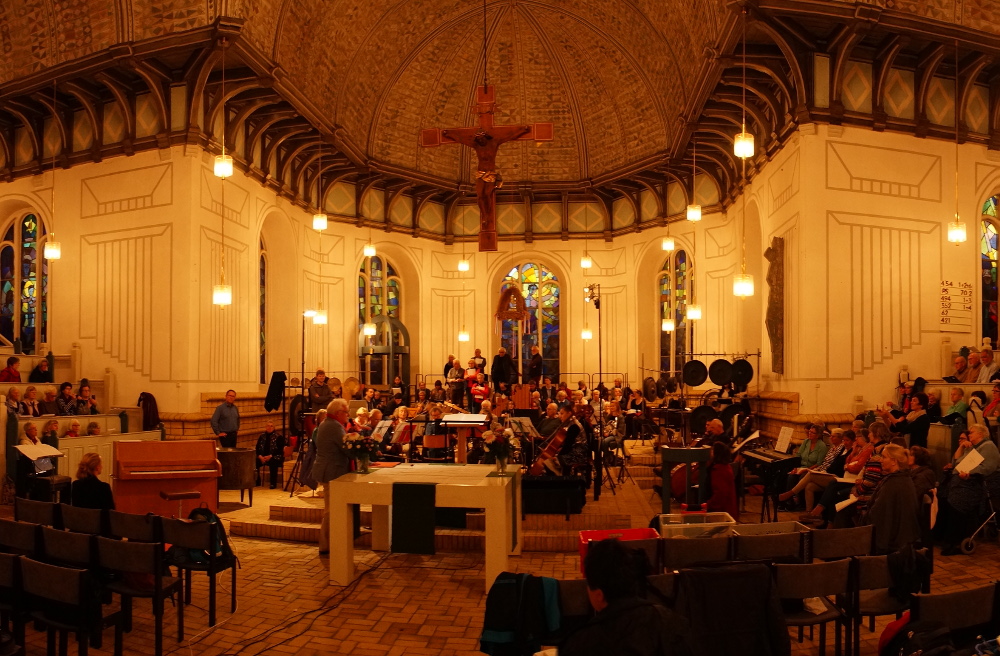 Chorgesang von allen Seiten erklingt zur Uraufführung der „Raummusik“ in der Plöner Nikolai-Kirche.