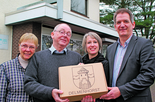 Mit einem Koffer Delmenhorster Spezialitäten verabschiedeten Katharina Baehr (links), Nachfolgerin Corinna Jürs (2. von rechts) und Karl-Heinz Franke, der Leiter des Diakonischen Werkes delmenhorst/Oldenburg-Land den langjährigen Leiter Axel Zuber