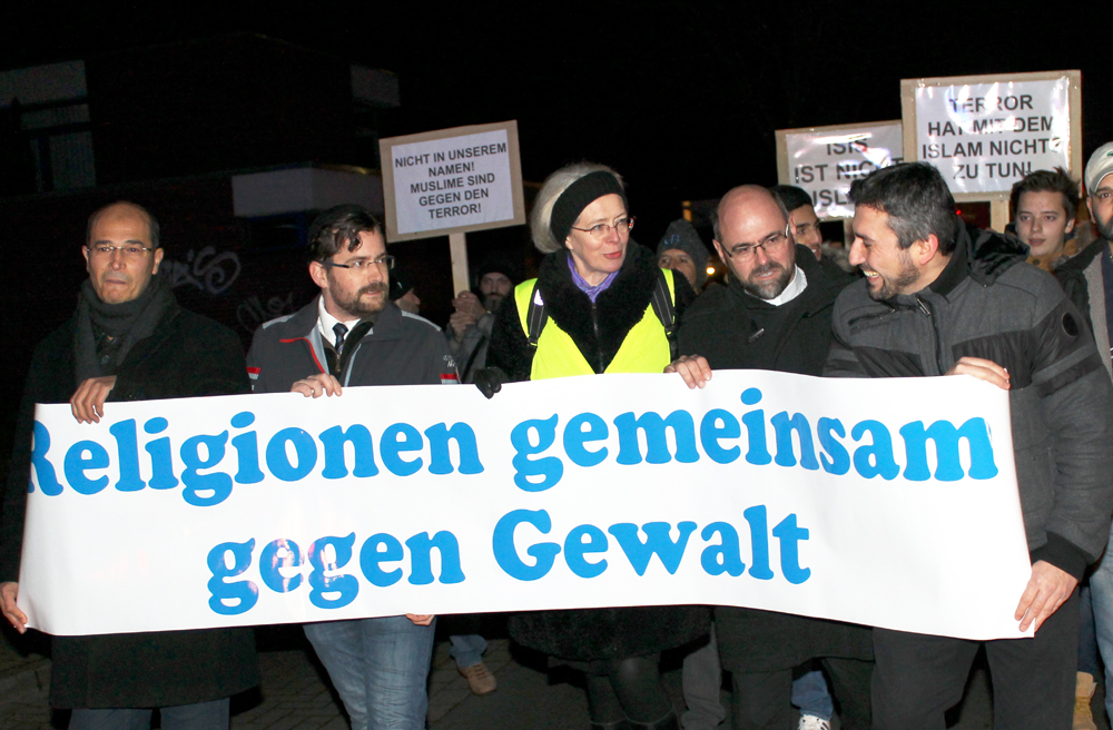 Gemeinsam gegen Gewalt (v. l.): Ahmed Hazzaa vom Islamischen Kulturverein, Rabbi Jona Simon von der Jüdischen Gemeinde, Kreispfarrerin Ulrike Hoffmann und Yakub Castur (DITIB, alle Arbeitskreis Religionen) sowie Pfarrer Christoph Sibbel (4. v. l.).