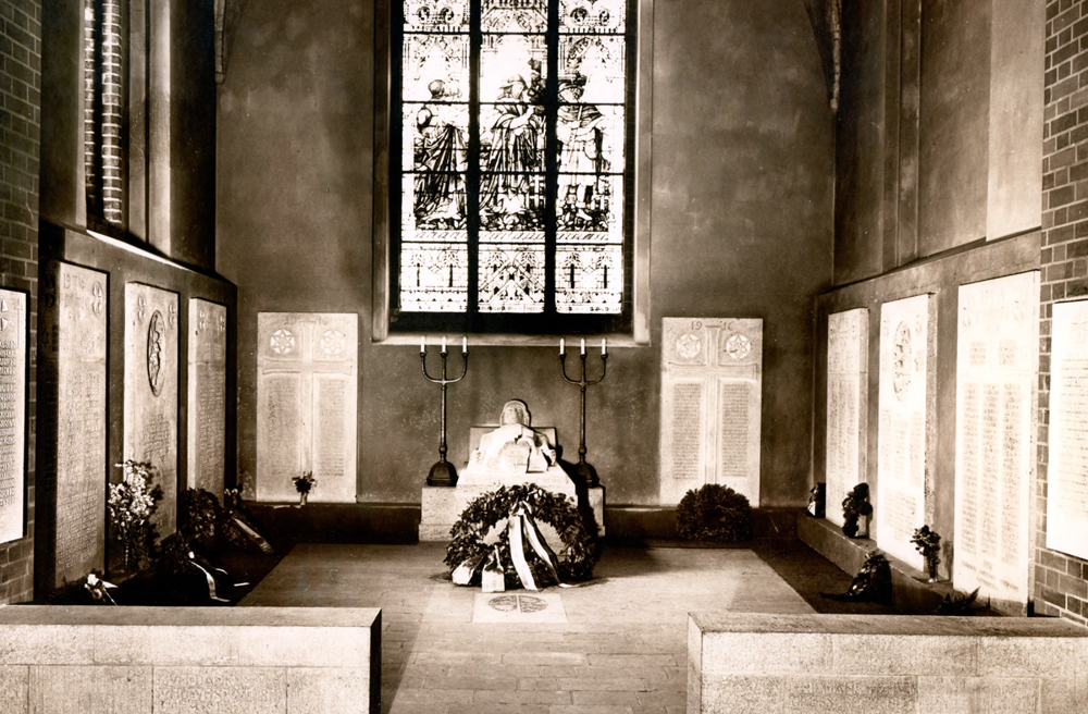 Ehrenhalle in der Flensburger St. Marienkirche mit dem steinernen Soldaten