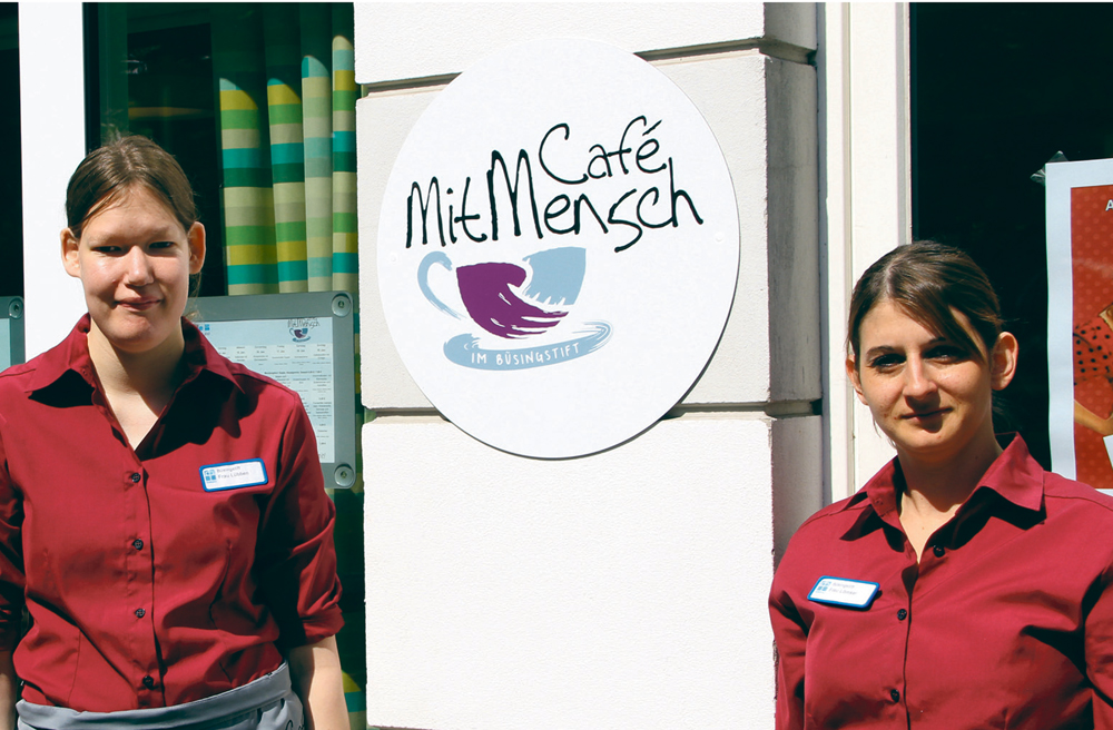 Christine Lübben und Janina Lömker arbeiten gern im neugestalteten Café im Büsingstift