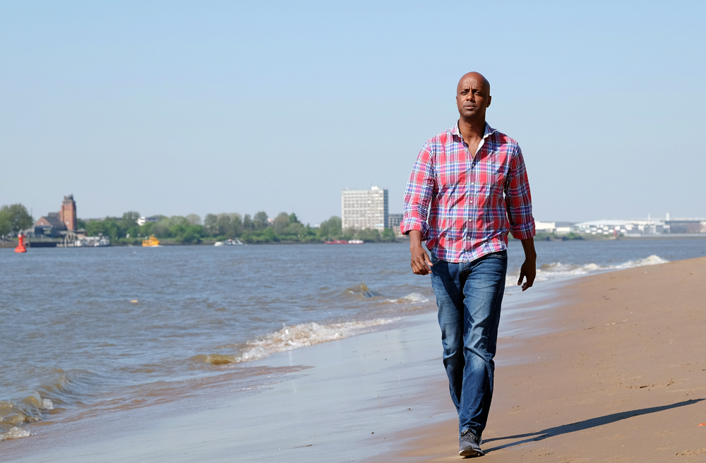 Den Blick voraus: Yared Dibaba am Strand der Hamburger Elbe