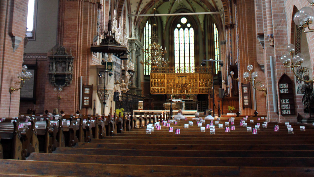 Über den Bänken soll der Holzboden verlegt werden, auf dem Besucher laufen können