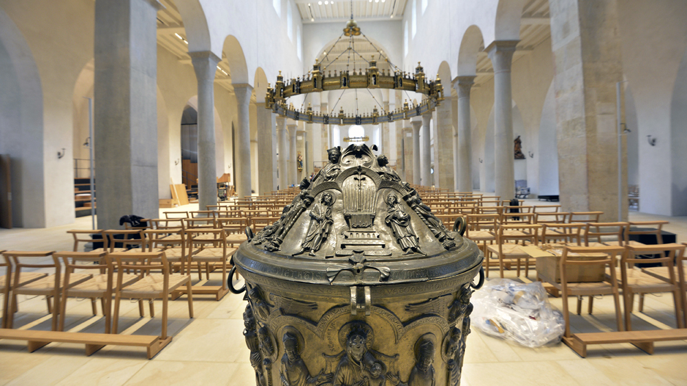 Das Taufbecken im Hildesheimer Dom (Archivbild)