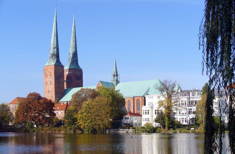 Blick auf die Türme des Lübecker Doms – und damit auf einen Teil der sieben Türme