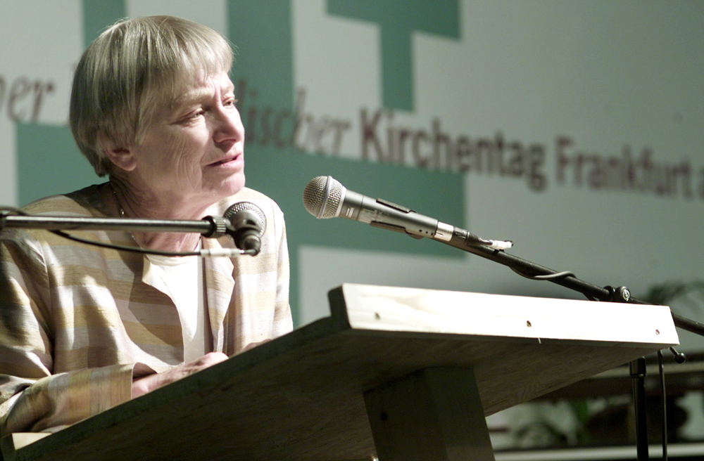Die Hamburger Theologin Dorothee Sölle (1929-2003) beim Frankfurter Kirchentag 2001