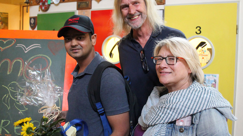 Chandrakant Rakshe mit den Duckdalben-Mitarbeitern Jan Oltmanns und Anke Wibel