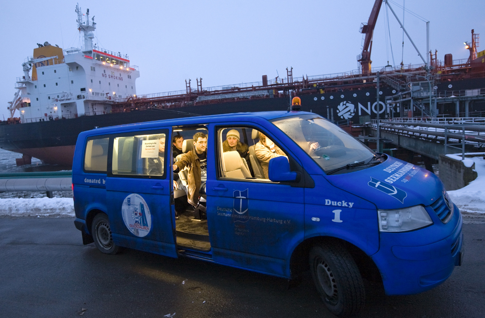 Mitarbeiter des Seemannsclubs Duckdalben im Einsatz (Archivbild)