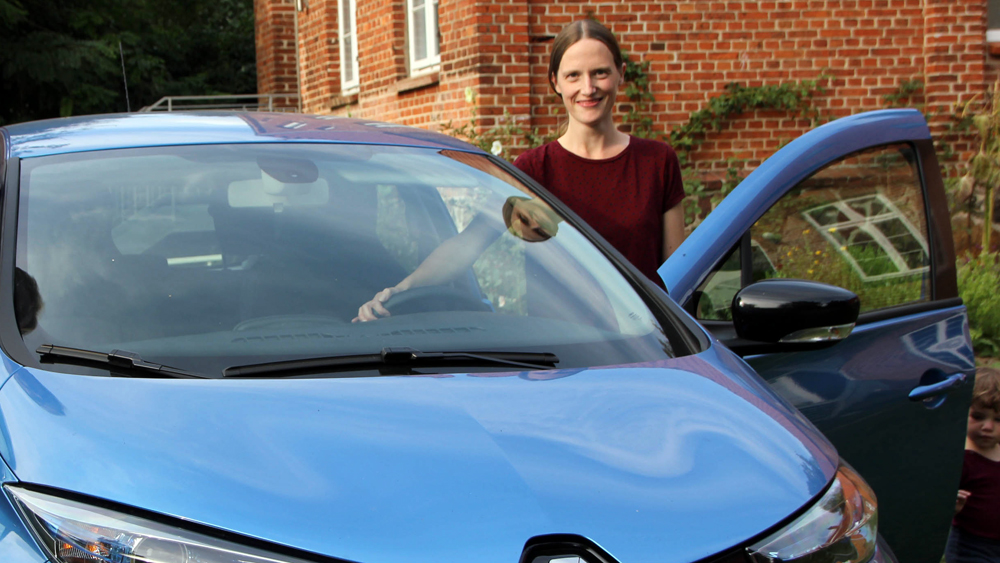 Pastorin Johanna Montesanto mit ihrem E-Auto