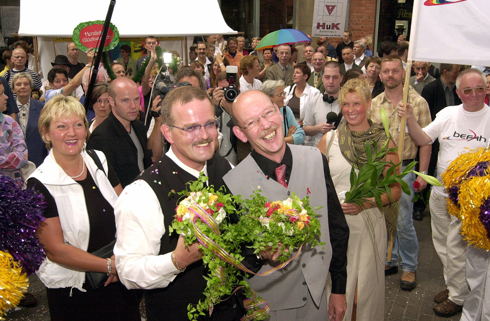 Reinhard Lüschow (links) und Heinz-Friedrich Harre kurz nach ihrem Termin auf dem Standesamt Hannover im August 2001