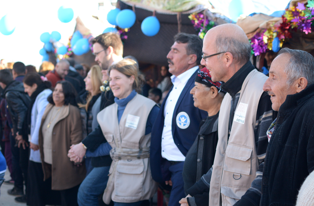 Ausgelassen tanzten Ioana und Martin Klopf (auf dem Bild tragen sie beigefarbene Westen) mit Flüchtlingen