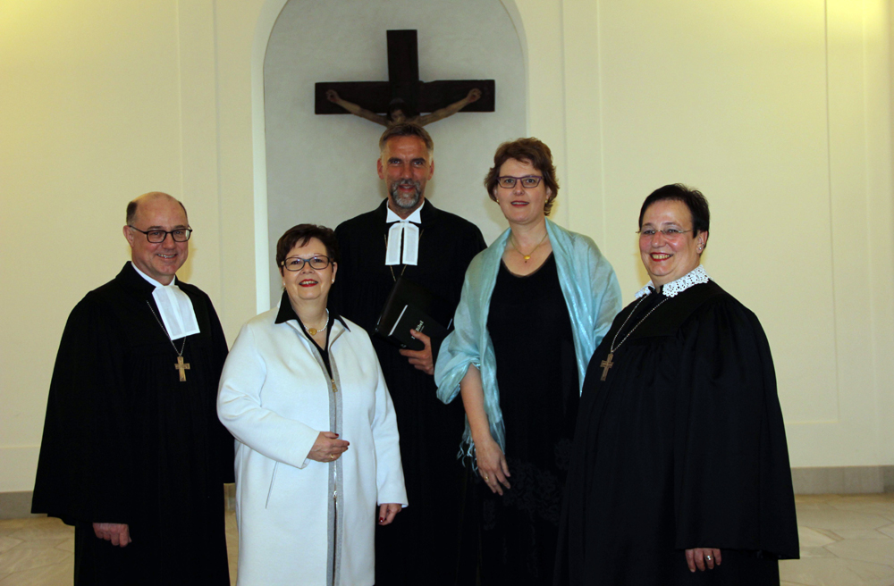 Einführung der neuen juristischen Oberkirchenrätin Susanne Teichmanis (von rechts): Oberkirchenrätin Annette-Christine Lenk, Oberkirchenrätin Susanne Teichmanis, Bischof Jan Janssen, Synodenpräsidentin Sabine Blütchen und Oberkirchenrat Detlef Mucks-Büker