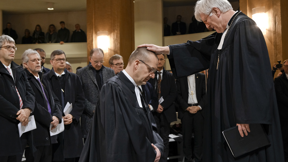 Der EKD-Ratsvorsitzende Heinrich Bedford-Strohm segnet Bischof Thomas Adomeit