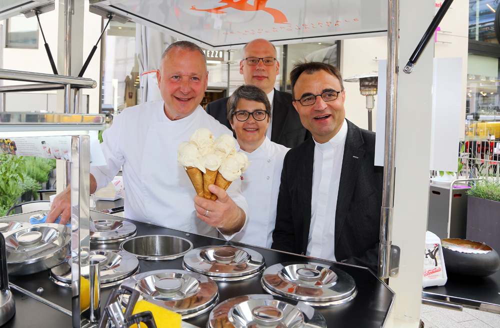 Dario und Desi Fontanella mit den Dekanen Ralph Hartmann (evangelisch) und Karl Jung (katholisch)