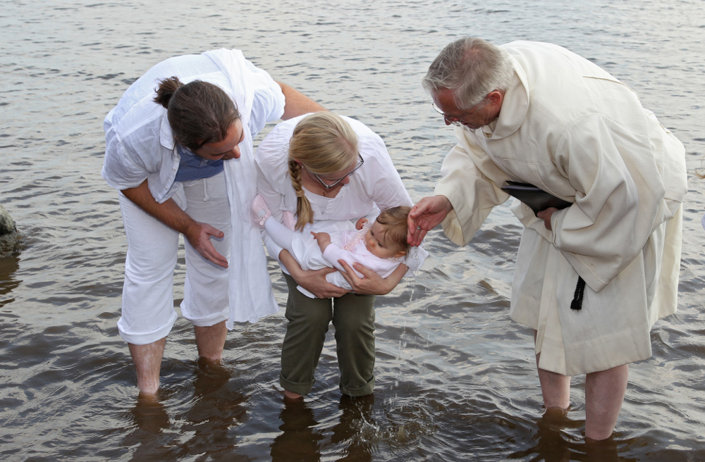 Zuletzt wurde am Hamburger Elbstrand an Pfingstsamstag (11.06.2011) an 39 Taufstationen 243 Kinder getauft.