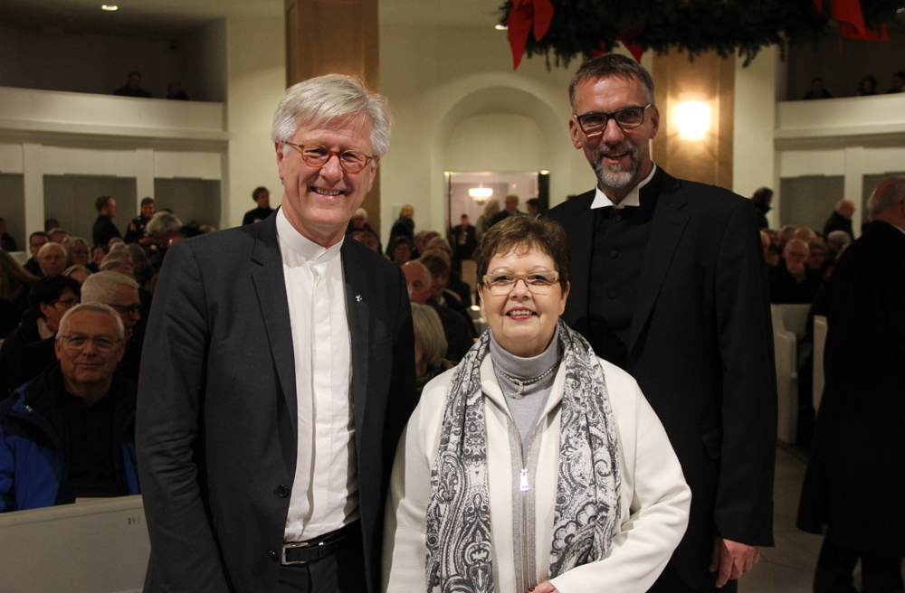Bischof Jan Janssen (r.) und Synodenpräsidentin Sabine Blütchen begrüßen Heinrich Bedford-Strohm 