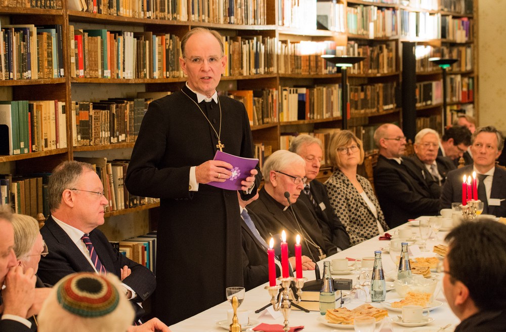 Landesbischof Meister bei seiner Rede, Ministerpräsident Weil (l.) hört zu