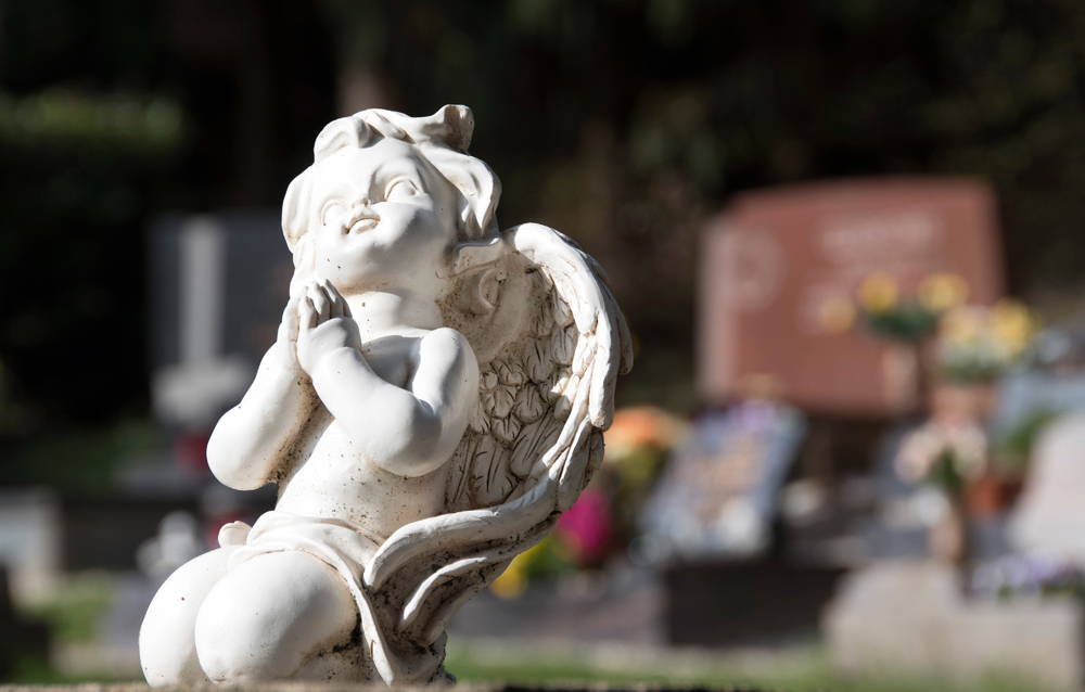 Eine Engelfigur auf einem Friedhof