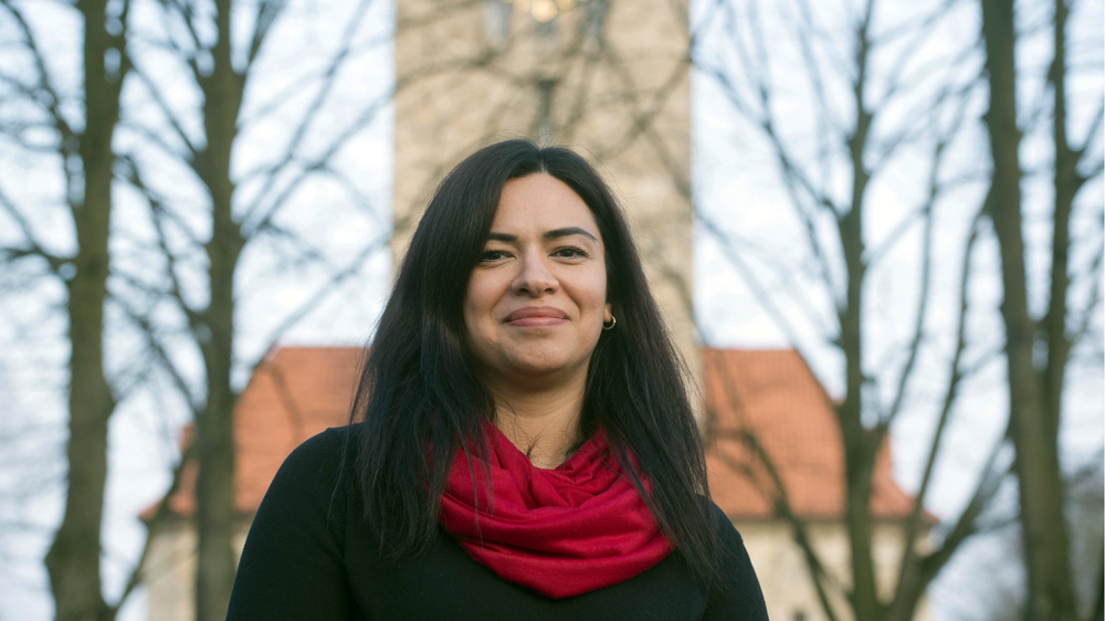 Shabnam Erfanian (38) vor der Osnabrücker Pauluskirche