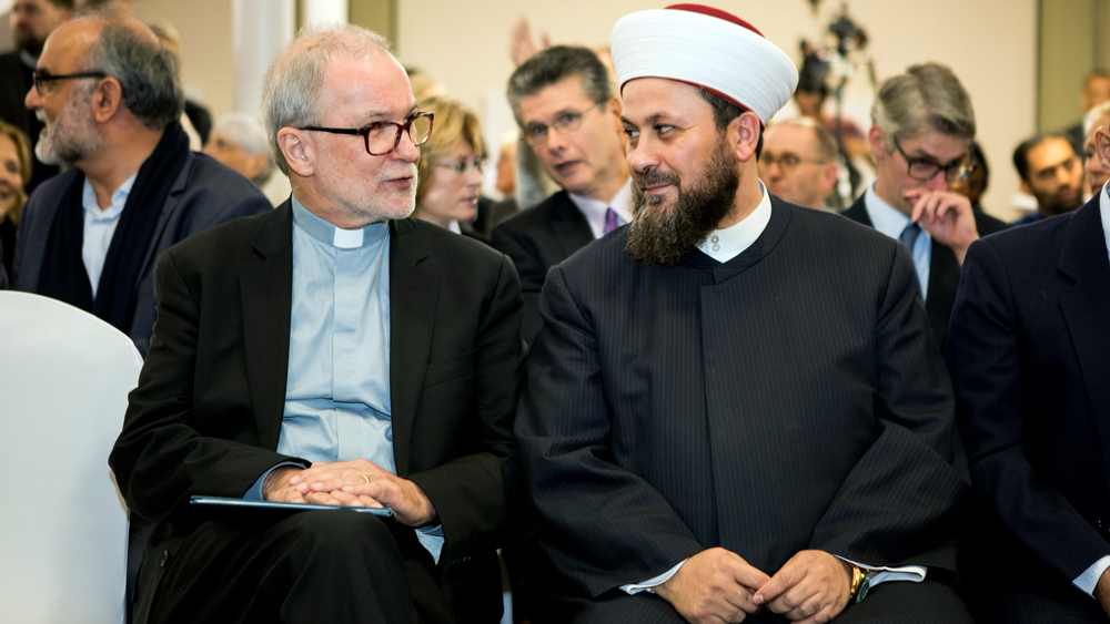 Klaus Schäfer, Direktor des Zentrums für Mission und Ökumene, im Gespräch mit dem Imam Samir El-Rajab