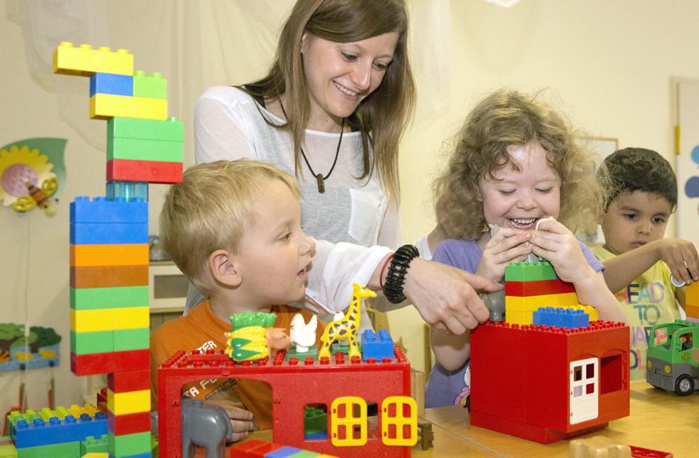 Erzieherinnen in evangelischen Kitas klagen über geringe Löhne (Symbolbild)