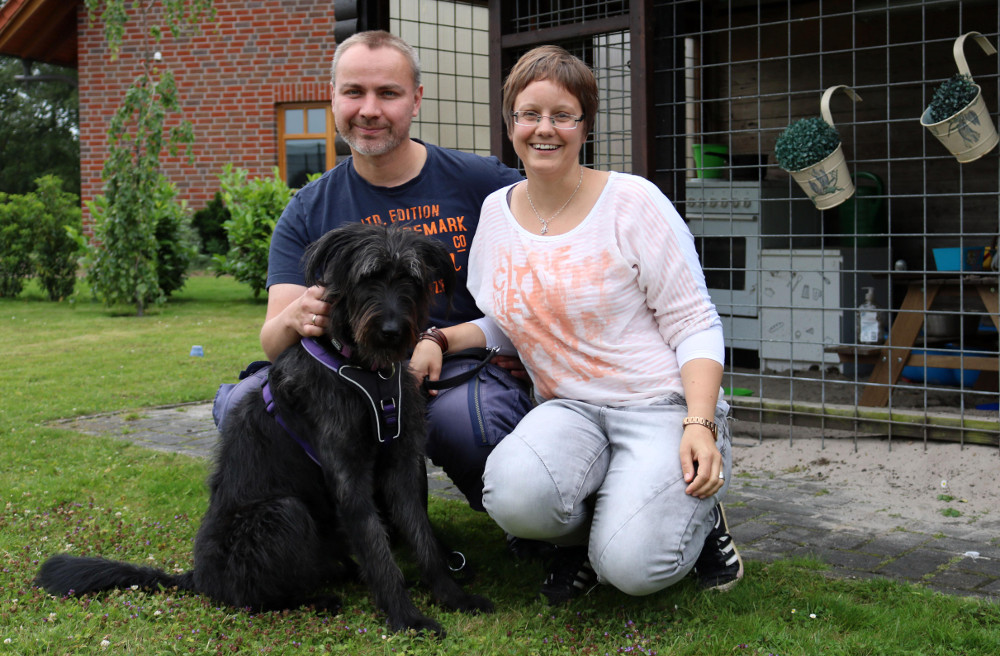 Anika und Jan Felis mit Hund Bina vor der Matschküche der Kinder.