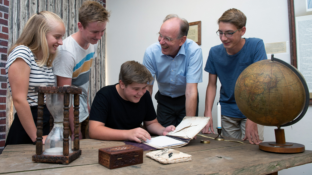 Im Escape-Room (v.l.): Marit Stippich, Michel Gerke, Felix Ahlborn, Landesbischof Ralf Meister und Tim Heuer