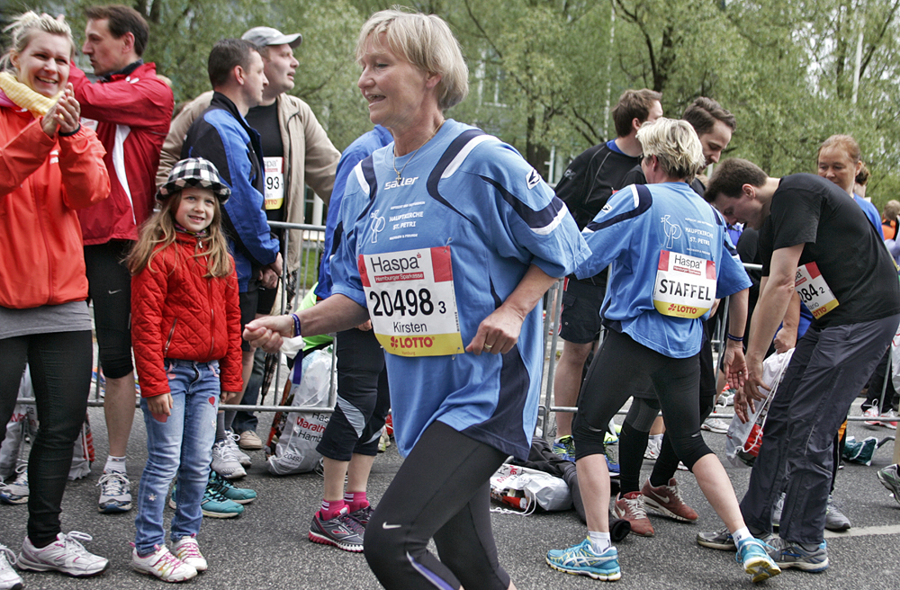 Sportlich: Bischöfin Fehrs beim Staffel-Lauf des Hamburg-Marathon 2014