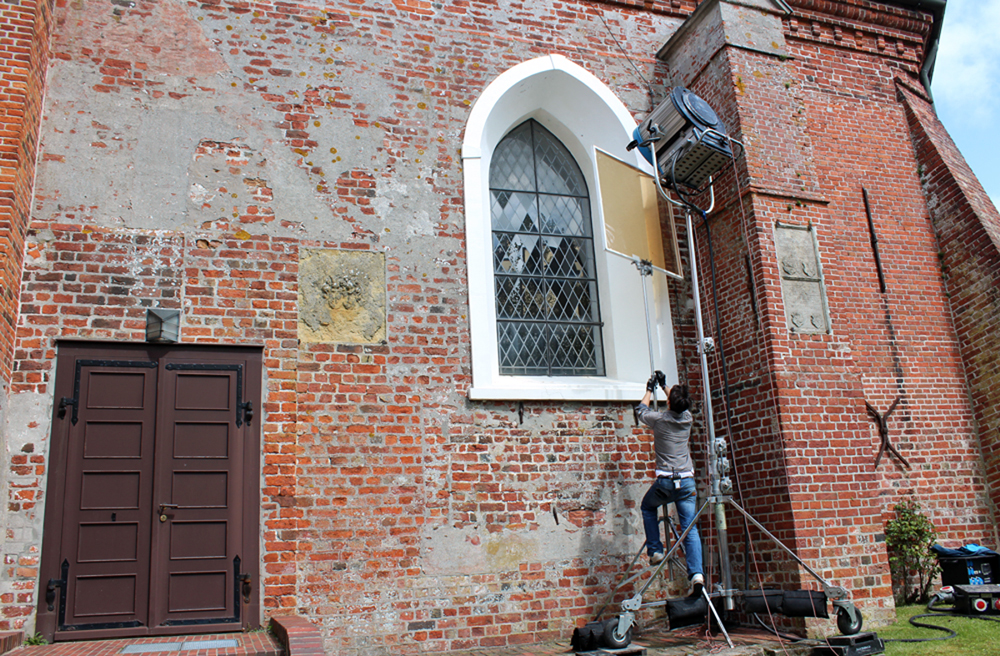 Scheinwerfer und Lichtfilter sorgen für perfektes Licht in der Kirche