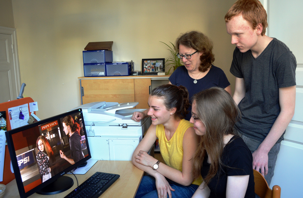 Gemeindepädagogin Antje Hübner mit den „Friday Friends“ Julius, Lea und Theresa (v.l.)