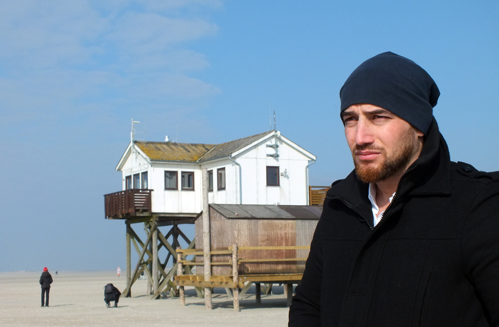 Karwan Ramadhan Jamiel am Strand von St. Peter Ording, wo er einen Drehort für seinen nächten Film suchte