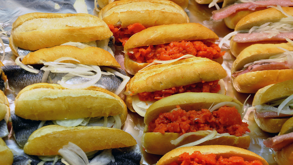 Image - Schleswiger Bischof Magaard löst Fischbrötchen-Wette ein