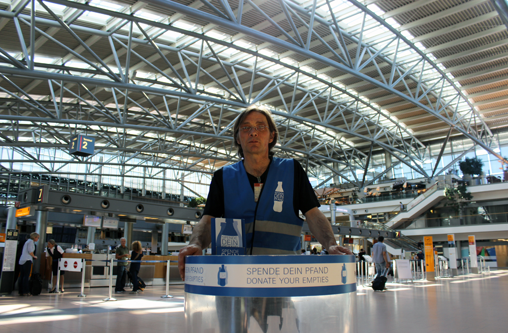 Uwe Tröger arbeitet als Leergut-Beauftragter am Flughafen