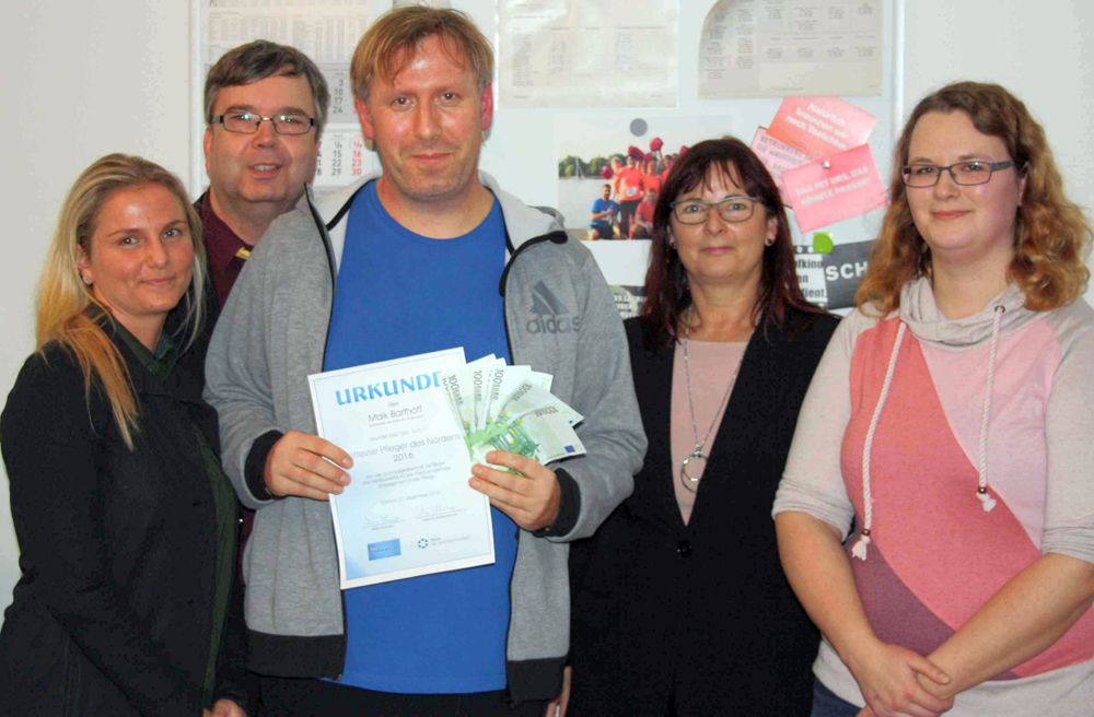 Sieger Maik Barthoff mit Urkund und Preisgeld