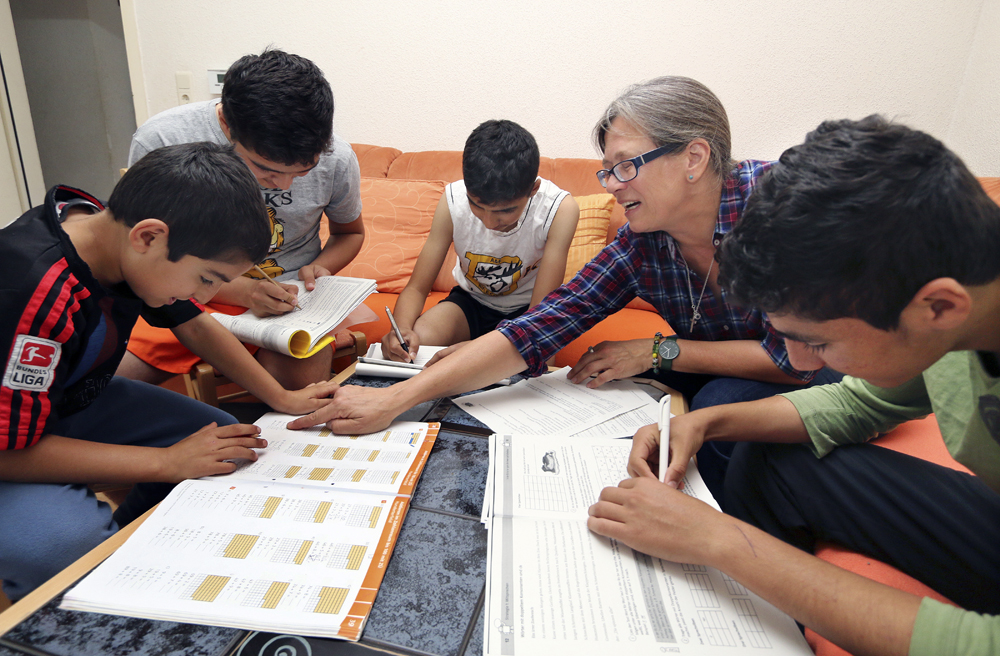 Eine kurdische Familie bekommt Deutsch-Unterricht
