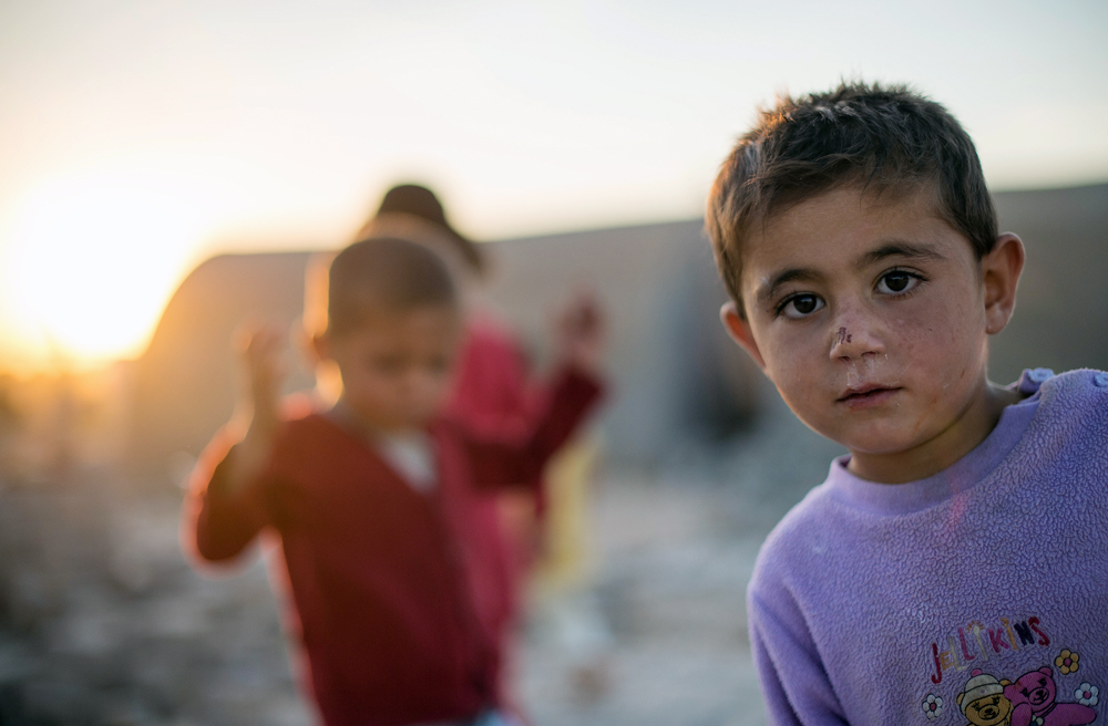 Kleiner Junge in einem Flüchtlingslager im türkischen Grenzgebiet zu Syrien