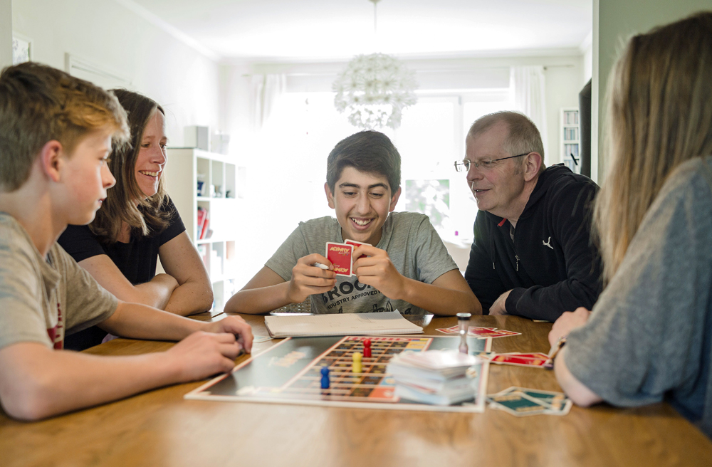 An einem Tisch mit einem jungen Flüchtling