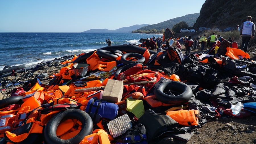 Rettungswesten und Überbleibsel von Geflüchteten an den Küsten Griechenlands